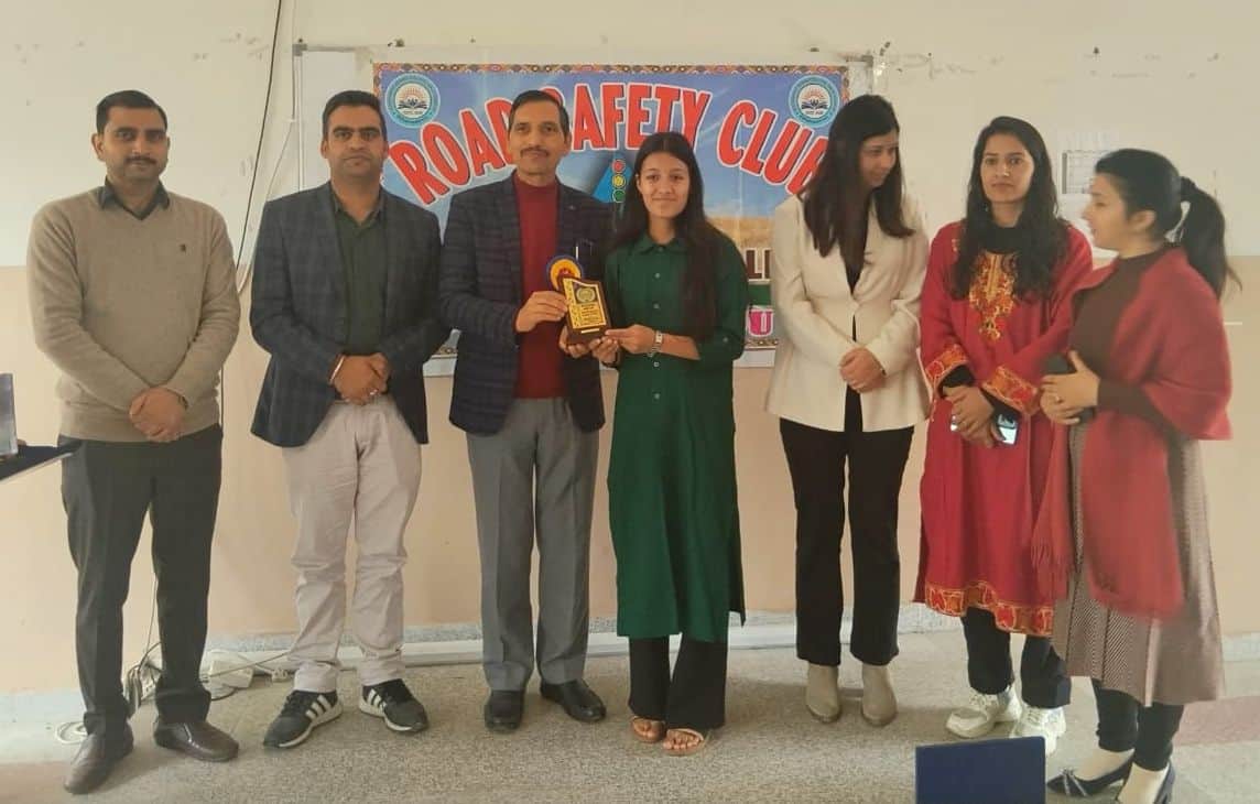 आनी कॉलेज में सडक़ सुरक्षा को लेकर आयोजित प्रतियोगिता के विजेताओं को पुरस्कृत करते मुख्यातिथि। स