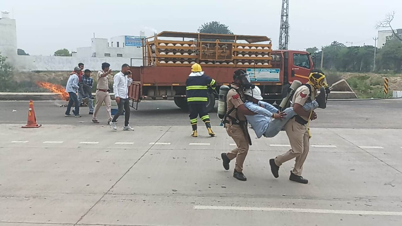 आपात स्थिति से निपटने का मॉकड्रिल करते आपदा प्रबंधन, गेल गैस, सिविल डिफेंस, पुलिस आदि के कर्मच