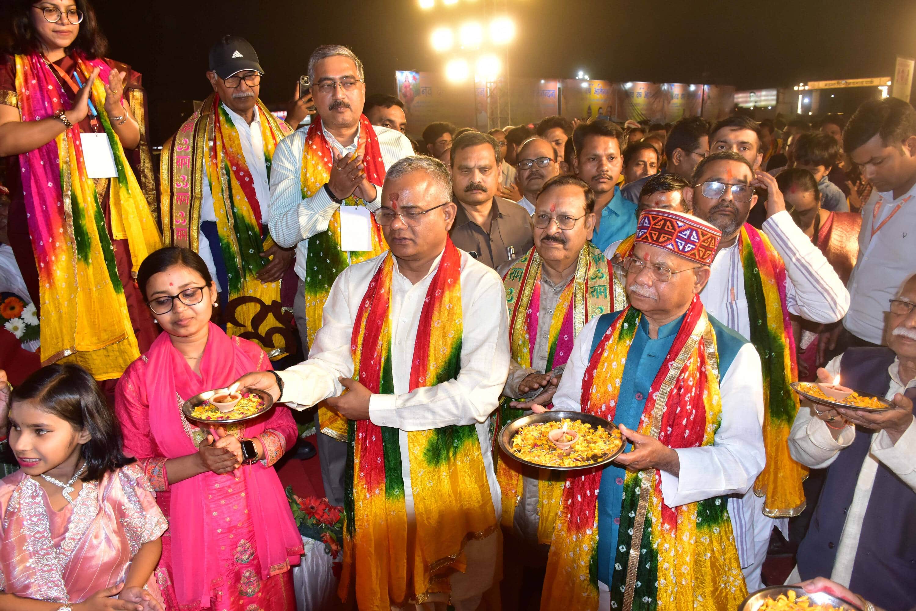 आरएसएस की ओर से आयोजित कार्यक्रम के दौरान भारत माता की आरती करते तेलंगाना के राज्यपाल शिव प्रता