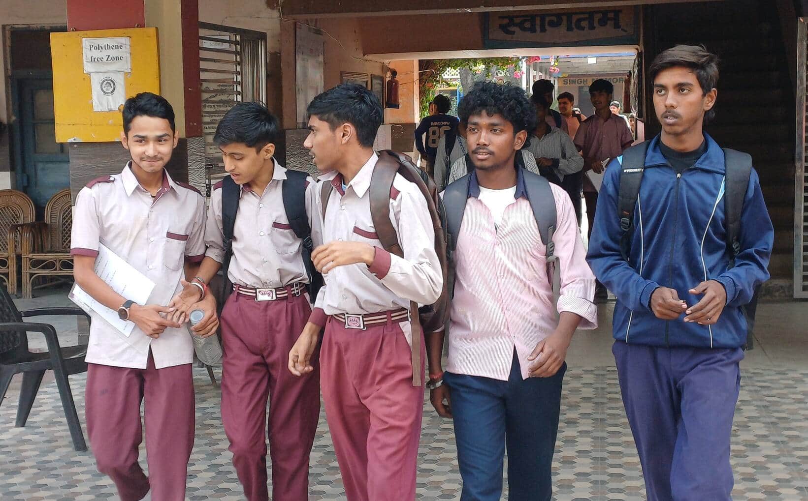 अंबाला छावनी में पंजाबी की परीक्षा देकर बाहर आते विद्यार्थी। संवाद