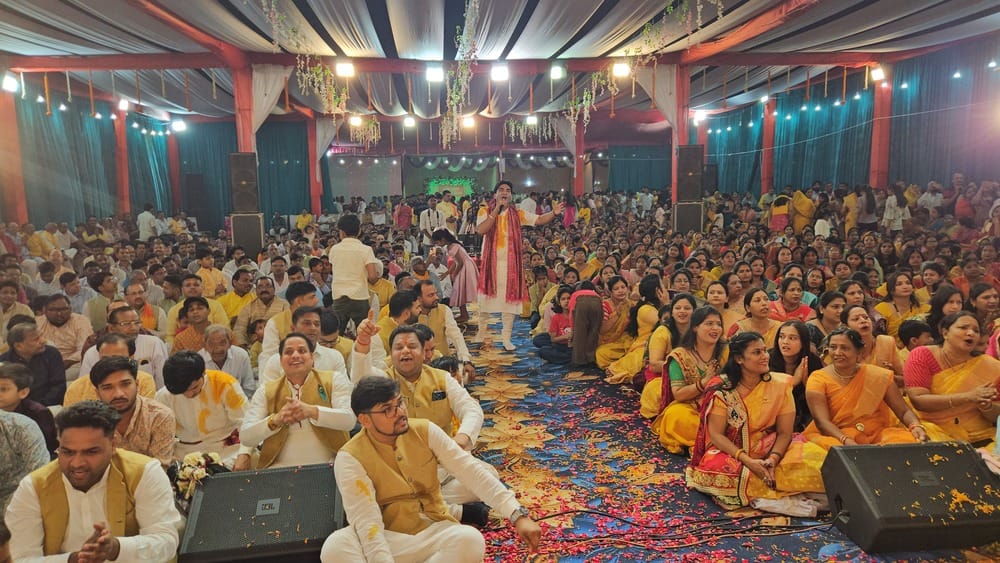 Devotees danced to the hymns of Shri Shyam during the Falgun festival.