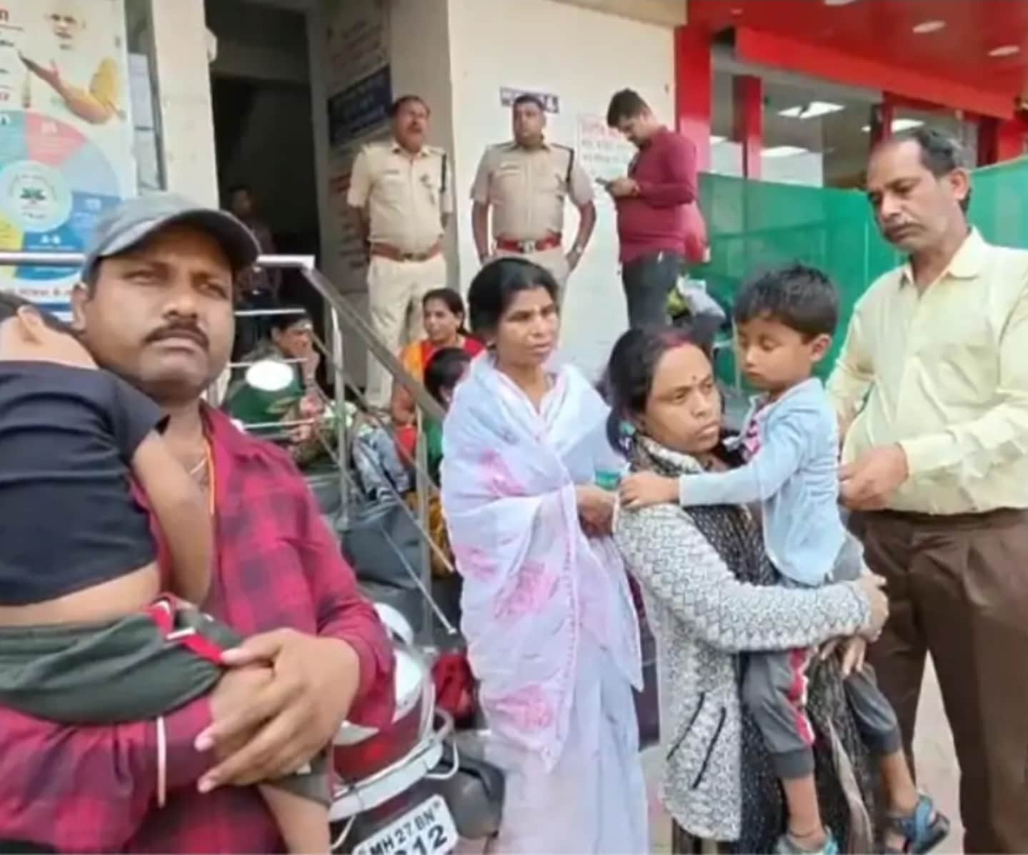 अस्पताल के बाहर मौजूद परिजन