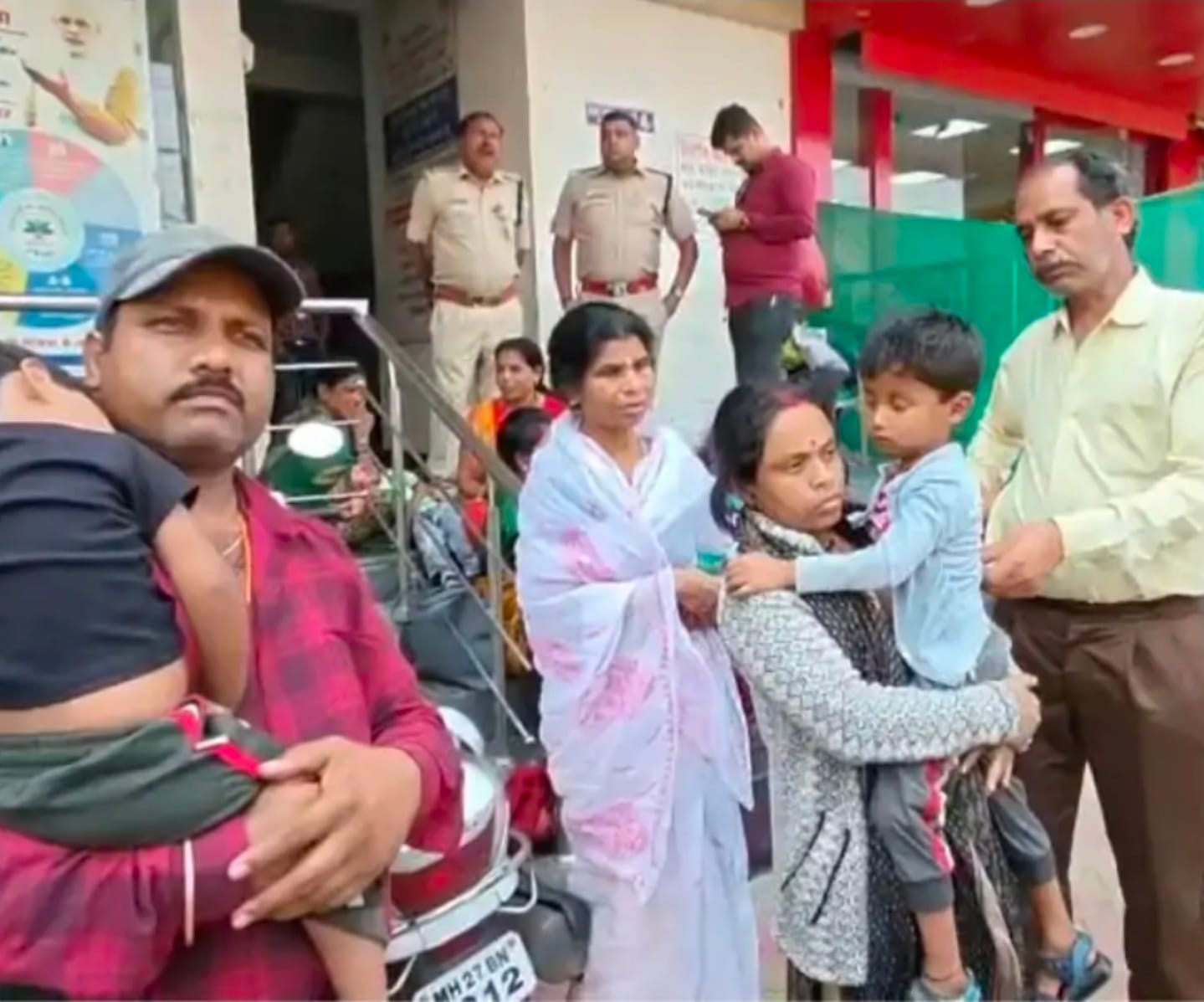 अस्पताल के बाहर मौजूद परिजन