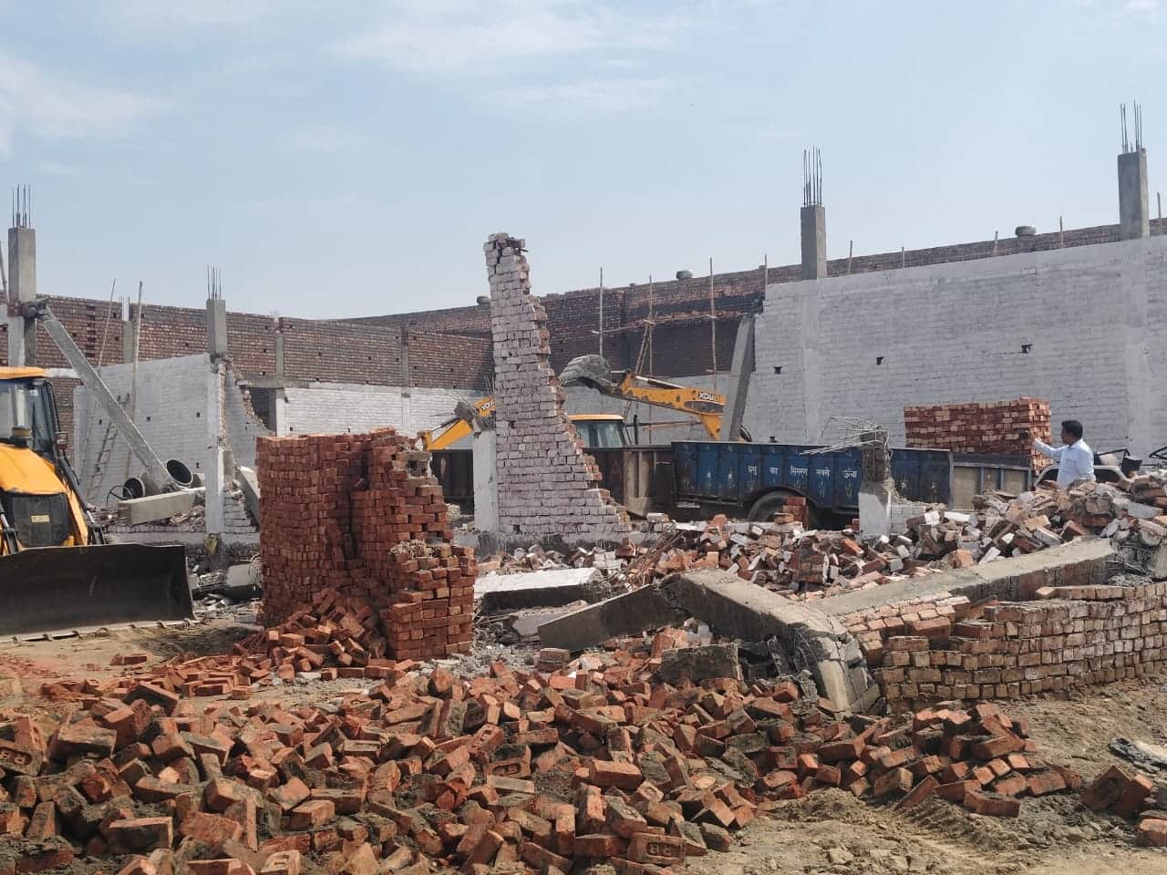 अवैध निर्माण तोड़ते डीटीपी की टीम। संवाद