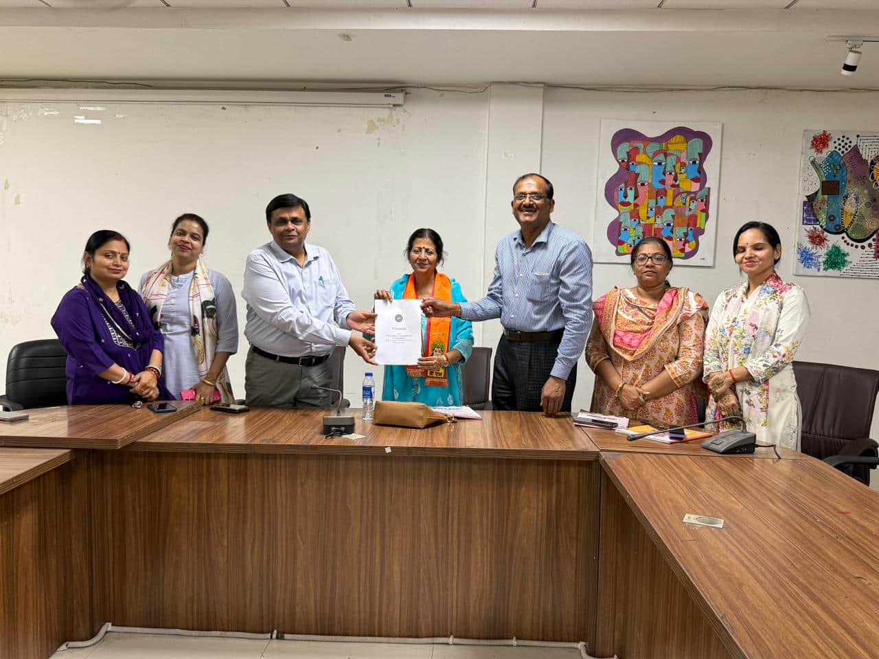 अवध विश्वविद्यालय में एक दिवसीय गोष्ठी के दौरान मौजूद शिक्षक।