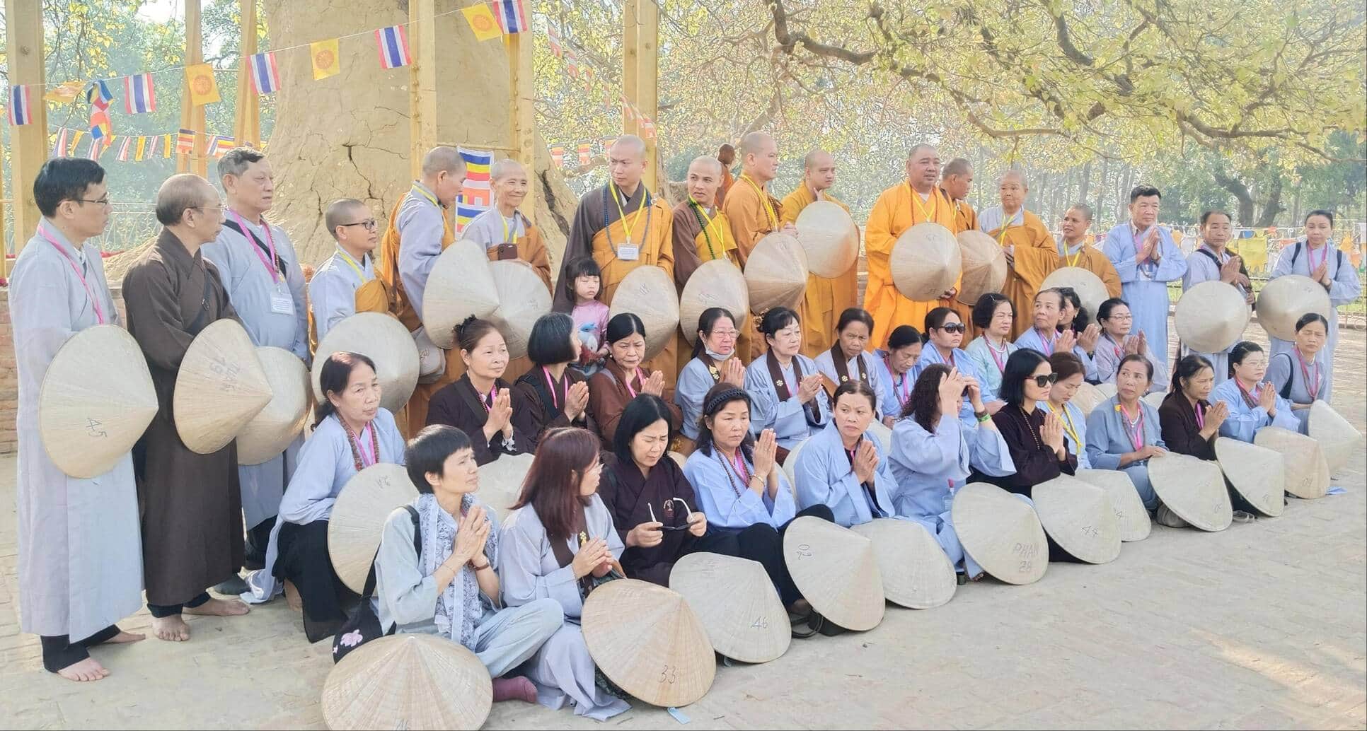  बोधिवृक्ष की पूजा करते वियतनाम के अनुयायी।- संवाद