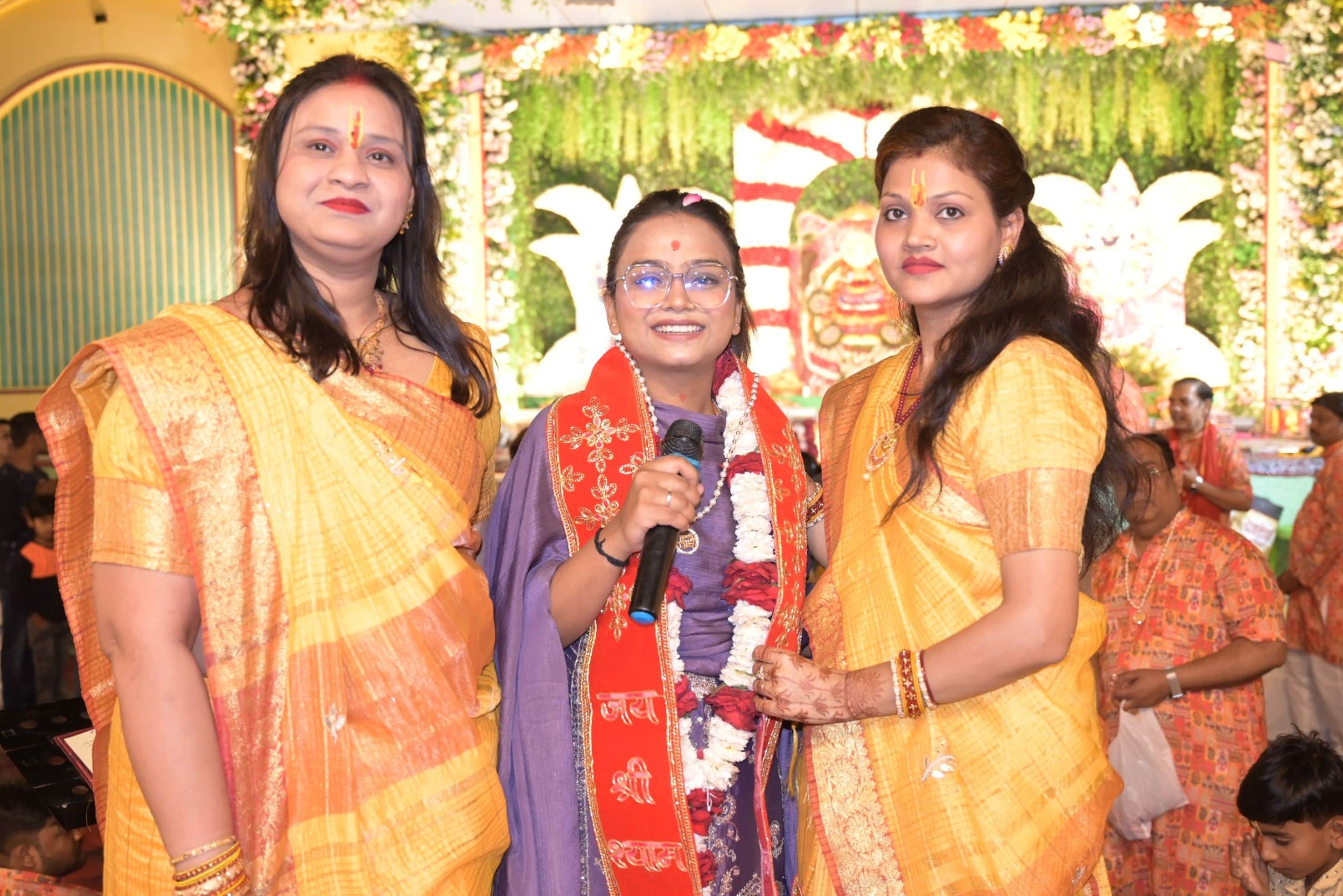 बाबा की भजन प्रस्तुत करतीं दिल्ली की गुनगुन।