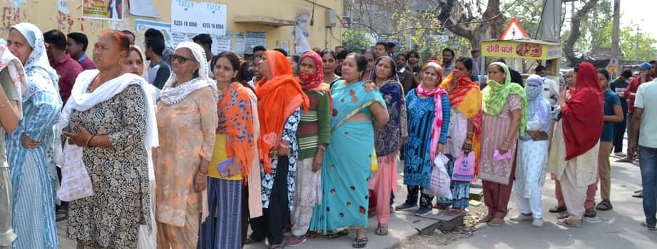 भगवाड़िया गैस एजेंसी पर पर्ची कटवाने के लिए लंबी कतारों में खड़े उपभोक्ता। संवाद