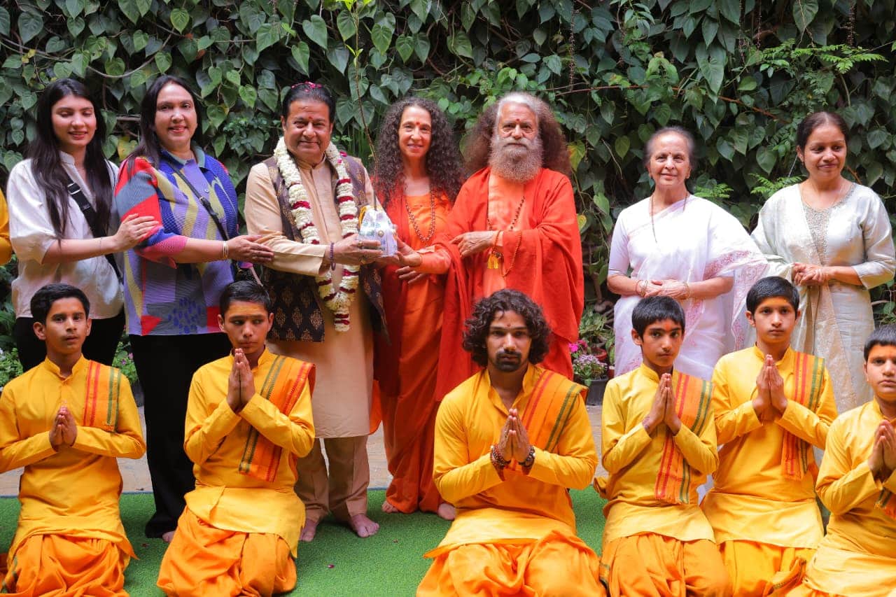 भजन सम्राट अनूप जलोटा को रुद्राक्ष का पौधा भेंट करते स्वामी चिदानंद सरस्वती। स्रोत परमार्थ मीडि