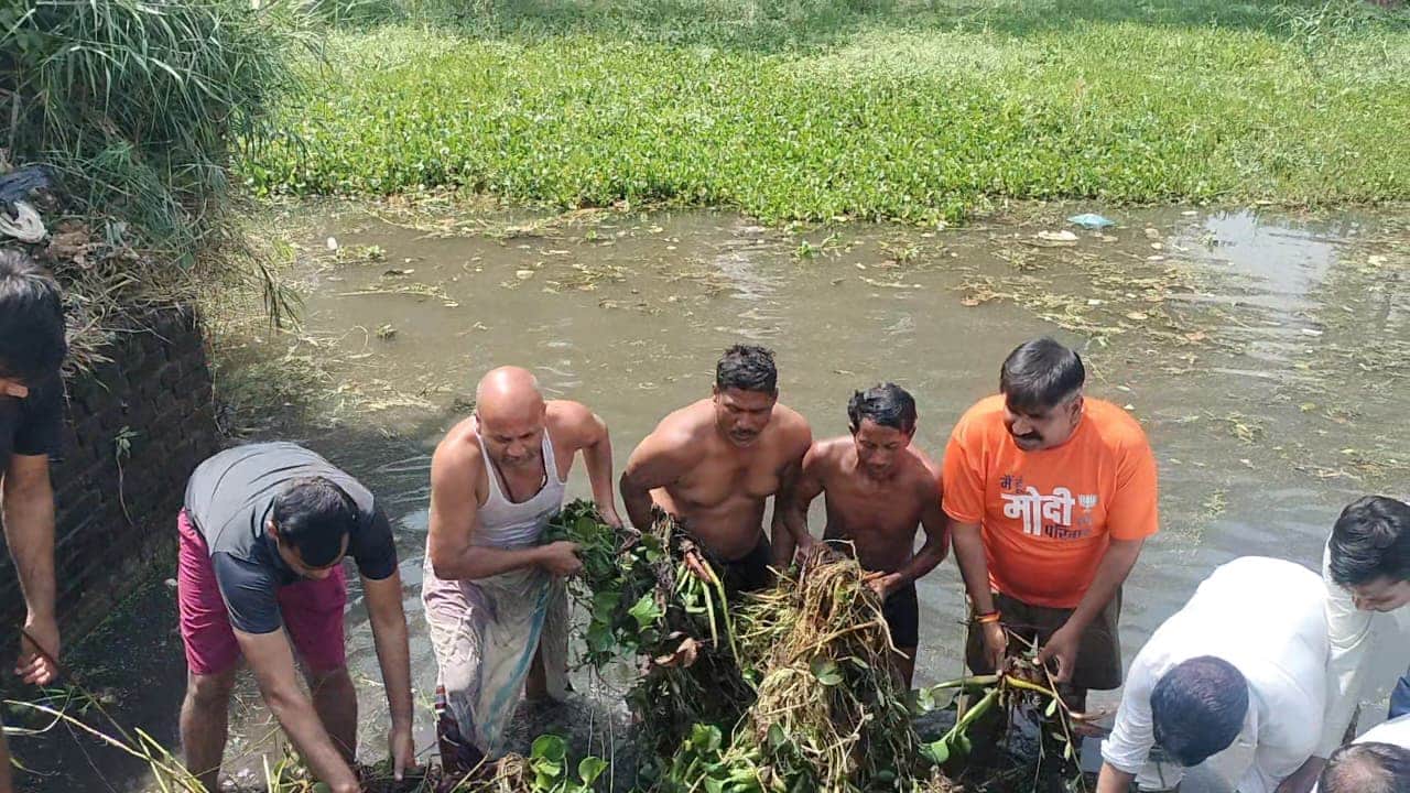 भाजपा नेता चंद्रमणि पांडेय के साथ मनोरमा की सफाई करते क्षेत्रीय लोग। स्रोत- आयोजक।