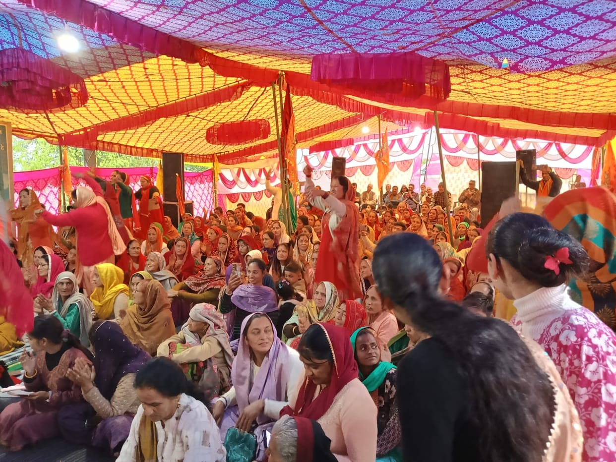 Devotees were delighted to hear Lord Krishna's Govardhan leela.