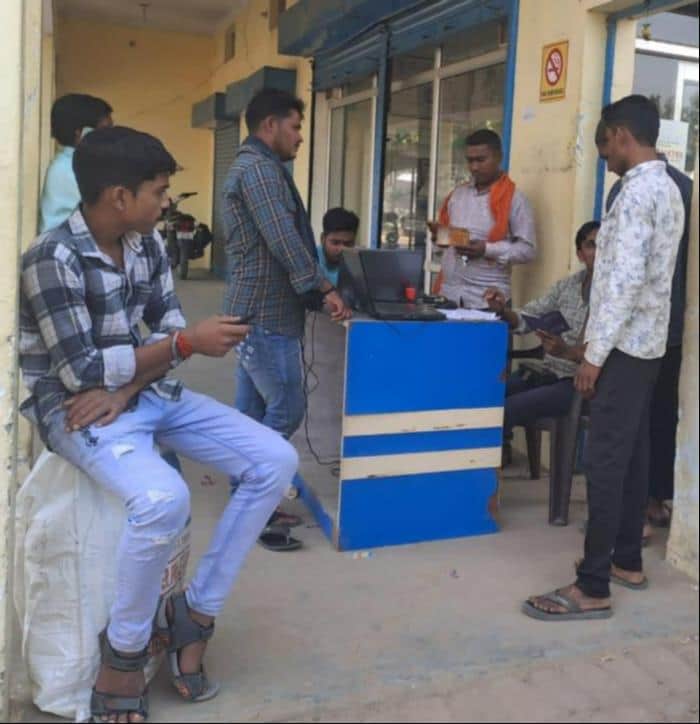 भारत गैस एजेंसी पर लगी उपभोक्ताओं की भीड़। - संवाद