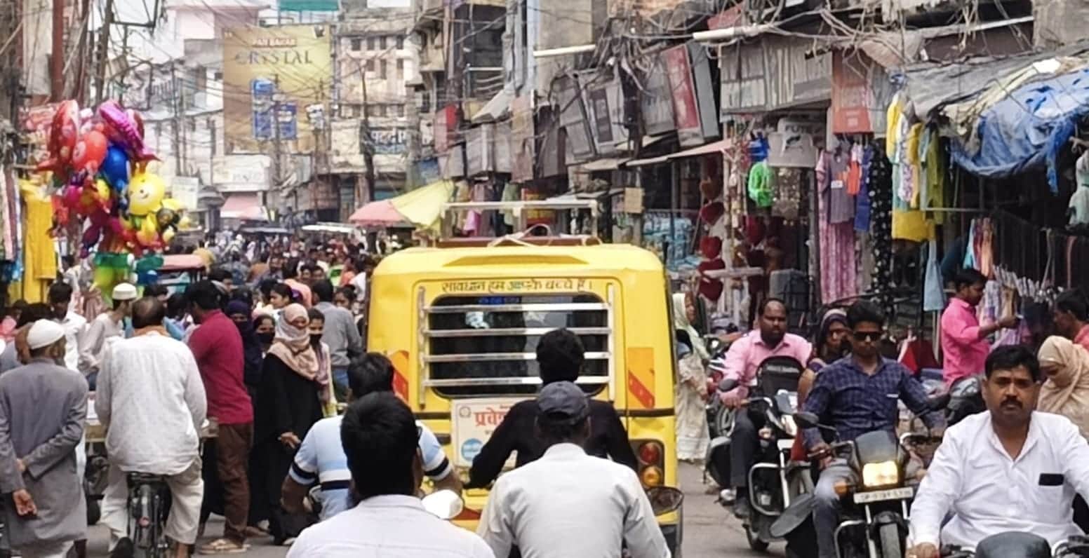 बृहस्पतिवार को दोपहर में मेन रोड पर जाम में फंसे लोग। संवाद