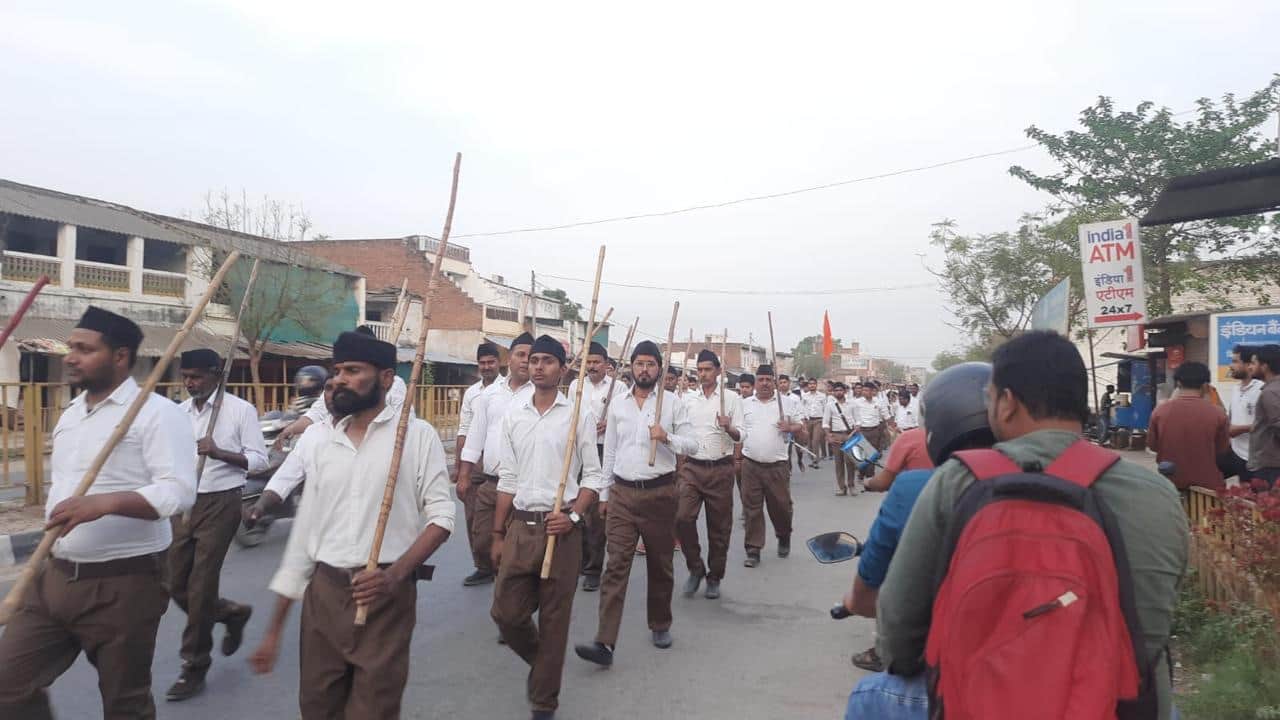 बिहसड़ा में पथ संचलन करते आरएसएस कार्यकर्ता।-सोशल मीडिया।