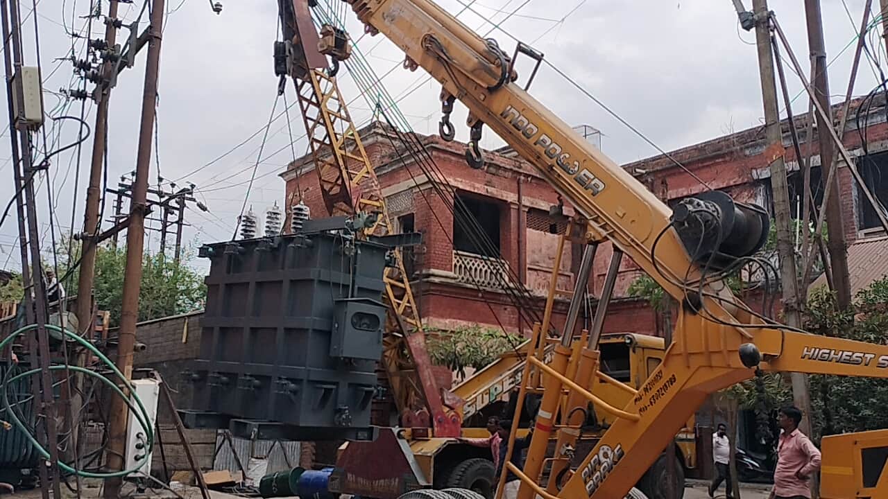 बहादुरगंज उपकेंद्र पर नए ट्रांसफॉर्मर को उठाता हाइड्रा। संवाद