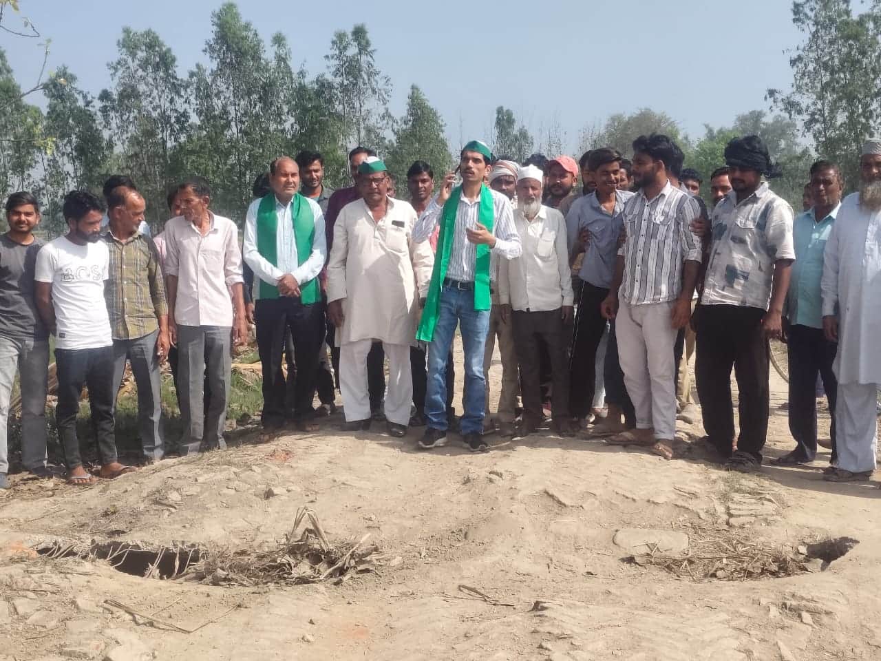 बहेड़ी।पुल और सड़क की मांग को लेकर प्रदर्शन करते ग्रामीण।