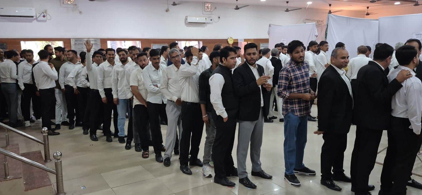 भिवानी के कोर्ट परिसर में मतदान के लिए लगी अधिवक्ताओं की लंबी कतार। संवाद