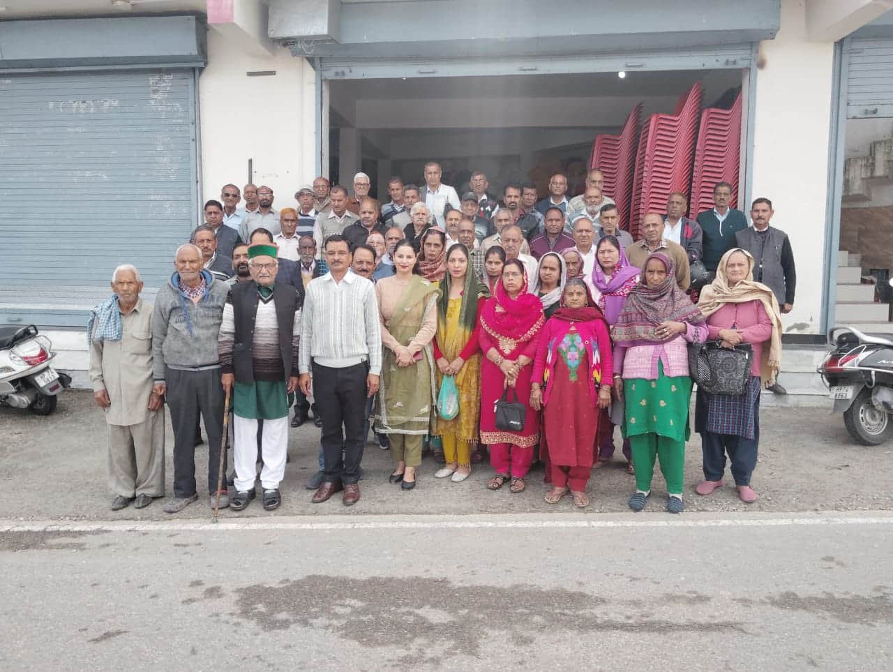 बिजली बोर्ड पेंशनर्स फोरम इकाई भोरंज की बैठक के बाद पदाधिकारी व अन्य। स्रोत : फोरम