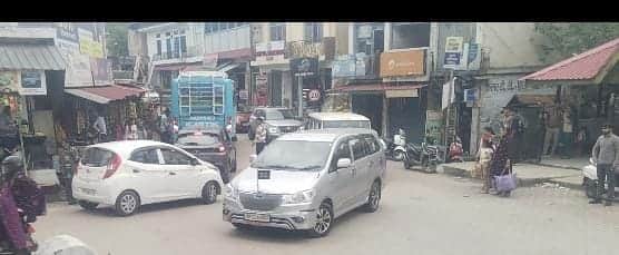 बिझड़ी में कुआं चौक के पास जाम में फंसी उपायुक्त हमीरपुर गंधर्वा राठौड़ की गाड़ी। स्रोत : जागरू