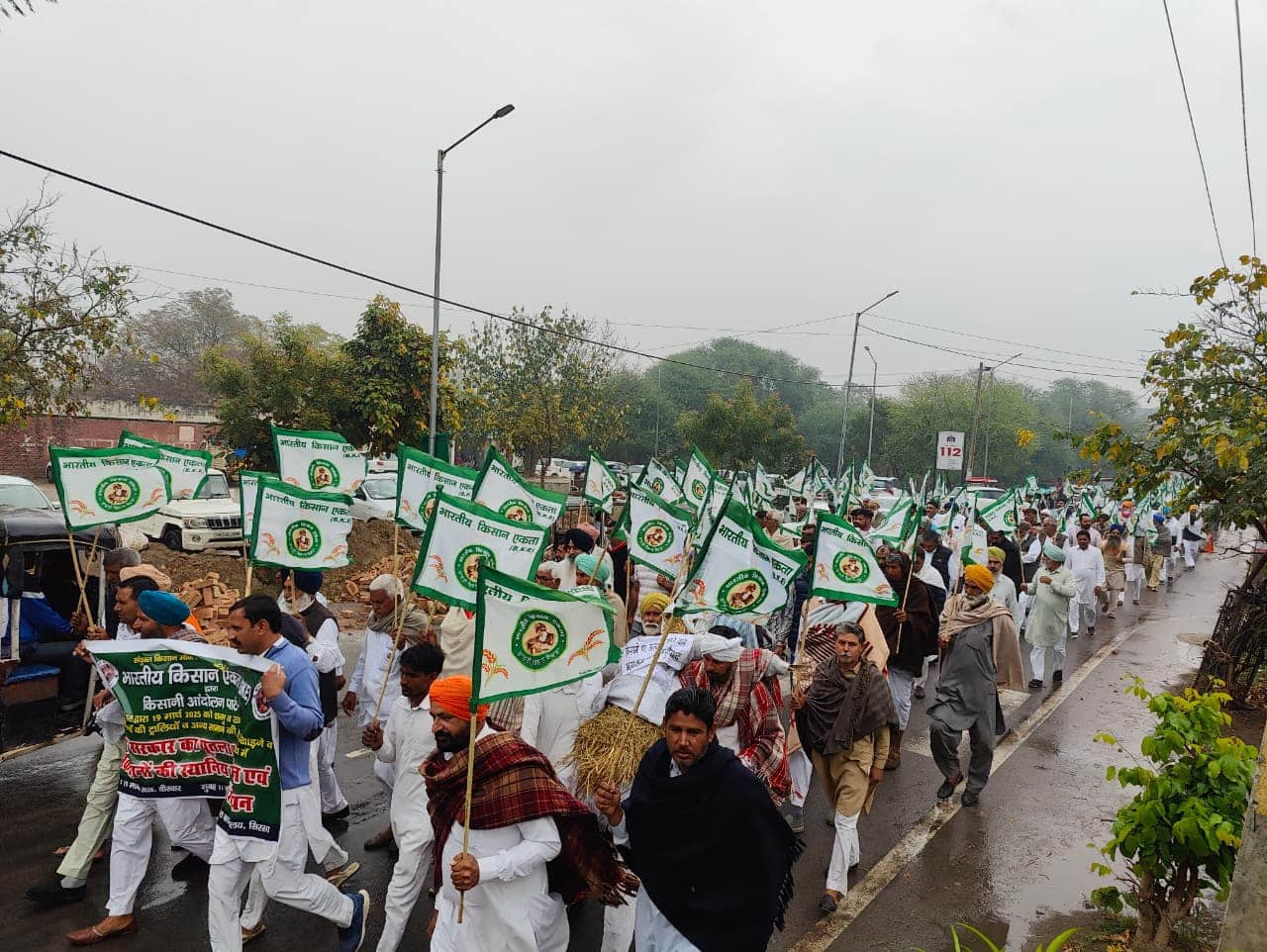 बीकेई के किसान नेता व किसान प्रदर्शन करते हुए।