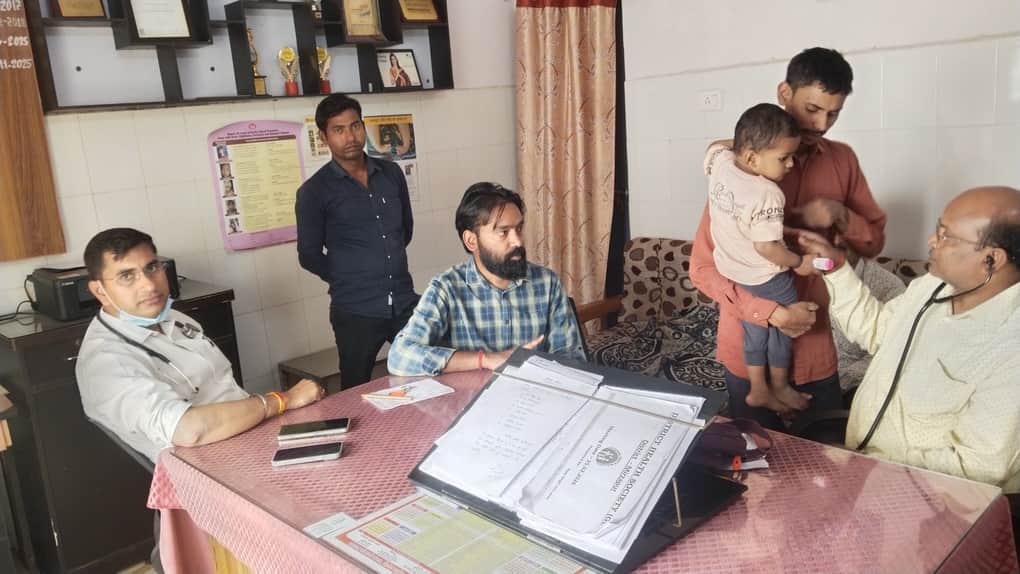बालरोग विशेषज्ञ डॉ  कैलाश नाथ विंद बच्चे का करते उपचार