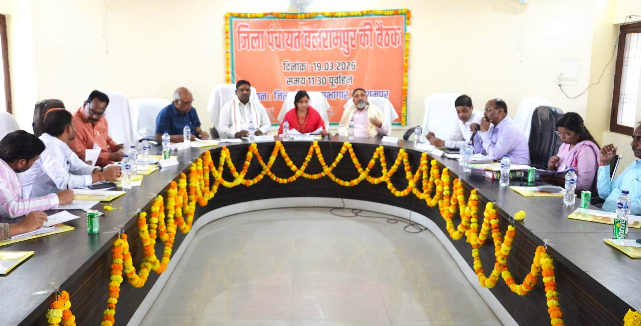 बलरामपुर के जिला पंचायत सभागार में आयोजित बैठक में मौजूद लोग ।5स्रोत : विभाग