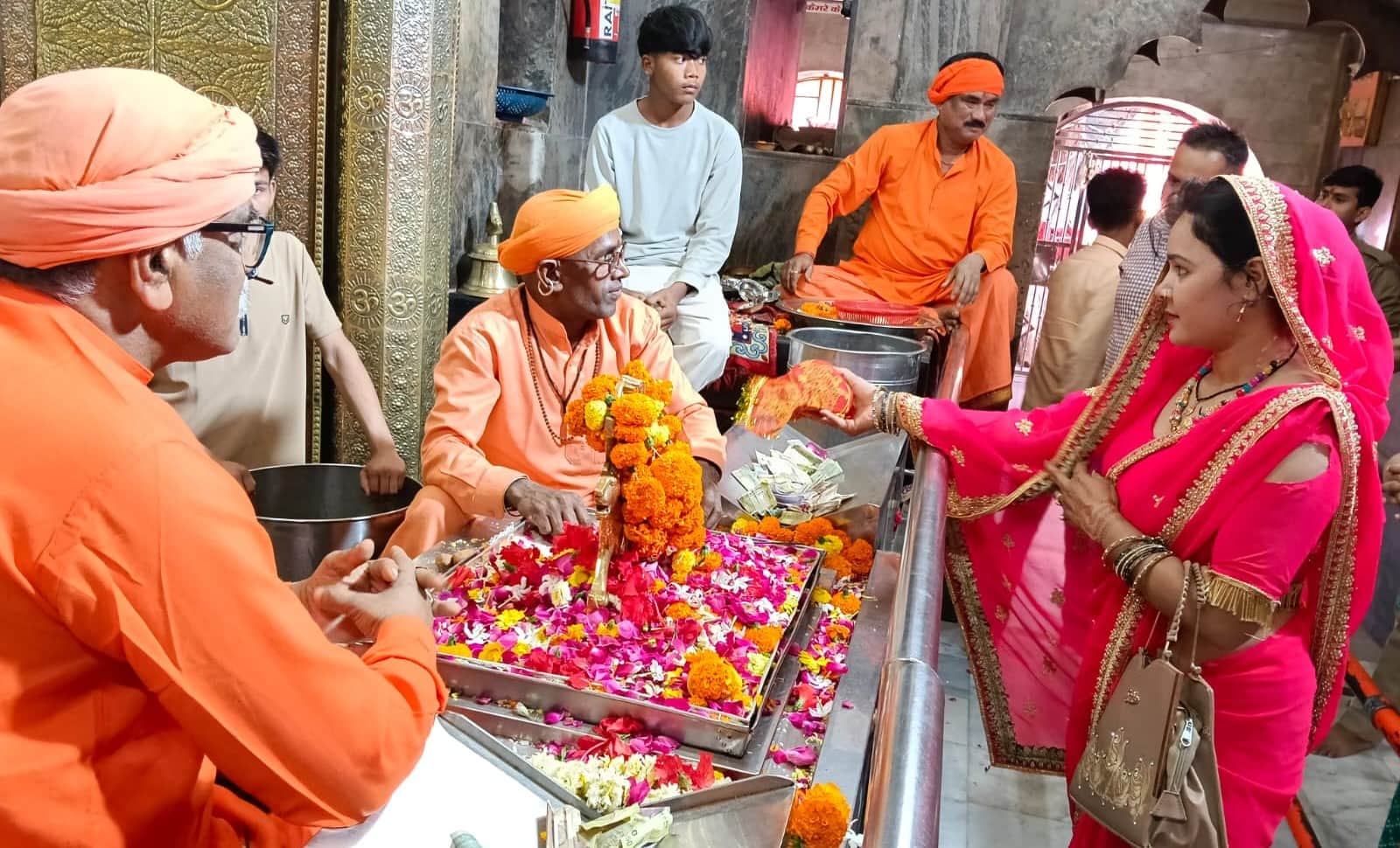 बलरामपुर के शक्तिपीठ देवीपाटन मंदिर में पूजा अर्चना करते श्रद्धालु ।-संवाद