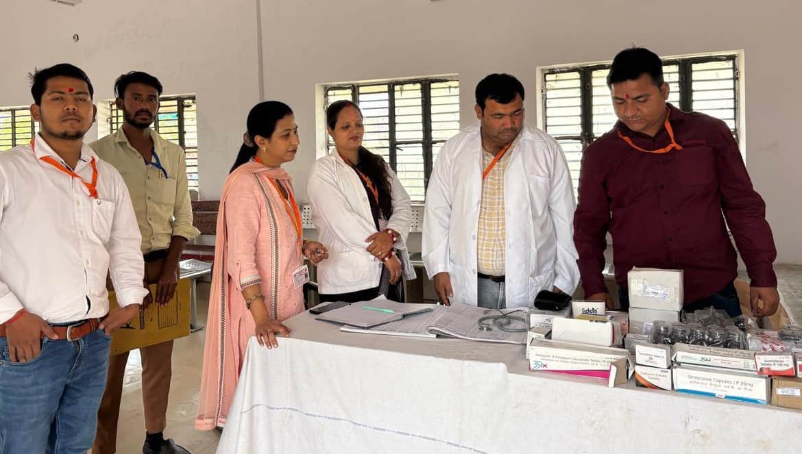 बलरामपुर के देवीपाटन मेला में जानकारी लेती डॉ. सौम्या ।-स्रोत : विभाग