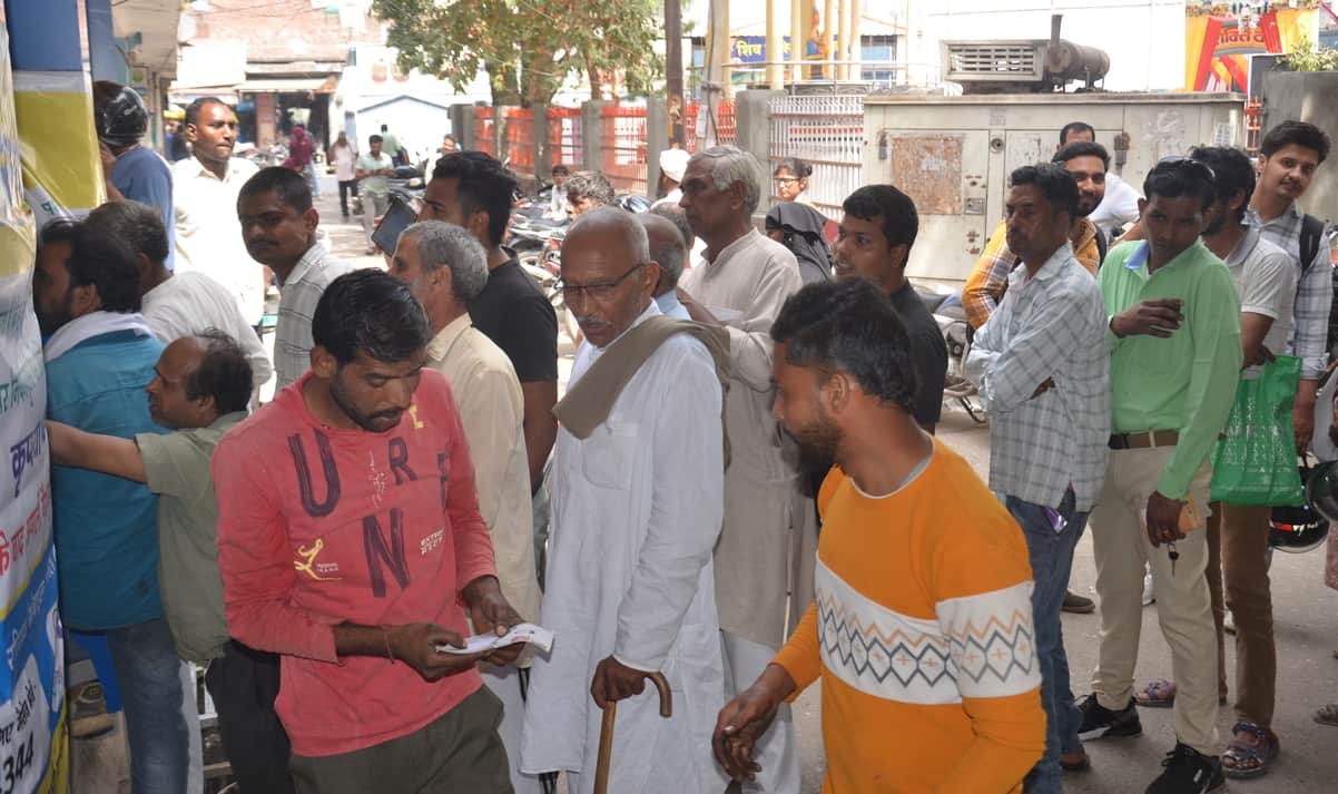 बनत गैस एजेंसी में गैस बुक कराने के लिए उपभोक्ताओं की लगी लाइन ।  संवाद