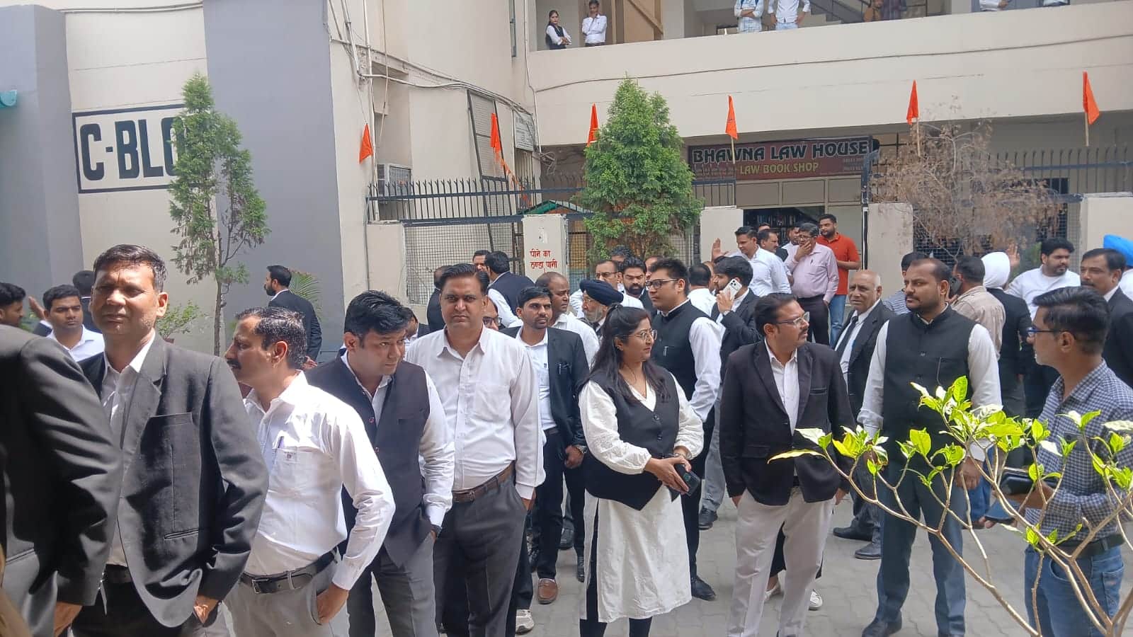 बार काउंसिल के चुनाव में वोट करने के लिए लगी अधिवक्ताओं की लाइन। संवाद