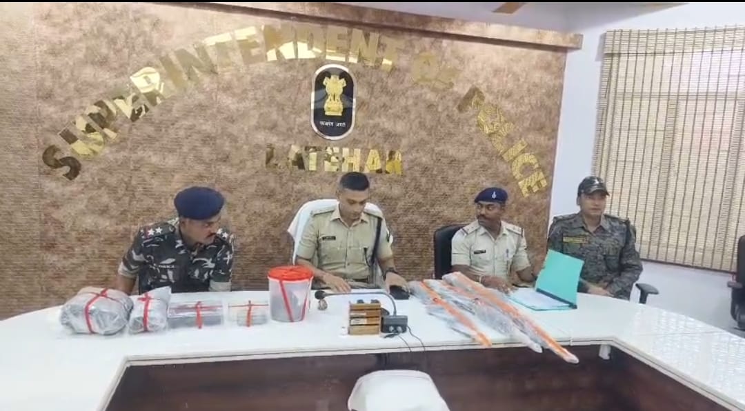 बरामद हथियार की जानकारी देते एसपी