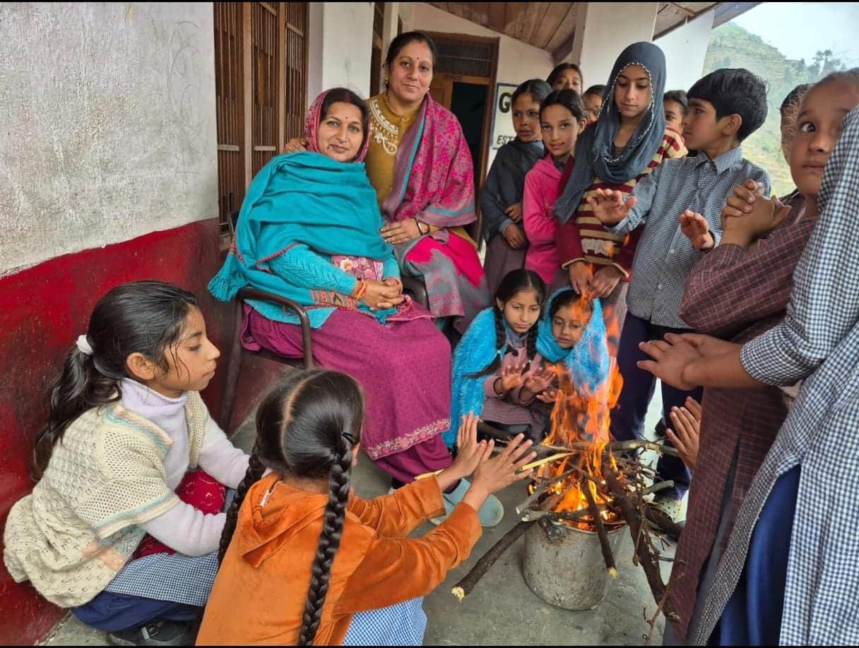 बारिश और बर्फबारी के बाद बढ़ी ठंड से बनी उपमंडल के एक स्कूल विद्यार्थियों को आग जलाकर ठंड से ब