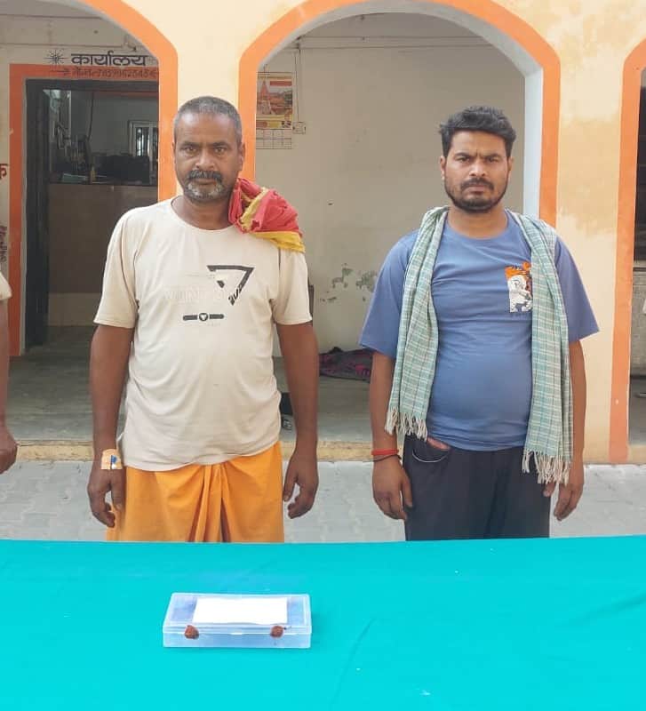 बैरिया पुलिस द्वारा पकड़े गए विपक्षी फंसाने के लिए खुद को गोली मारने वाला युवक और उसका भाई। पुल