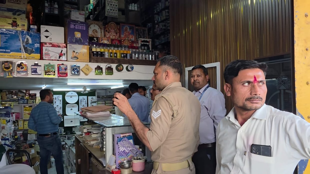The SIB detected tax evasion amounting to 25 lakh at an establishment dealing in marble, steel bars, and cement.