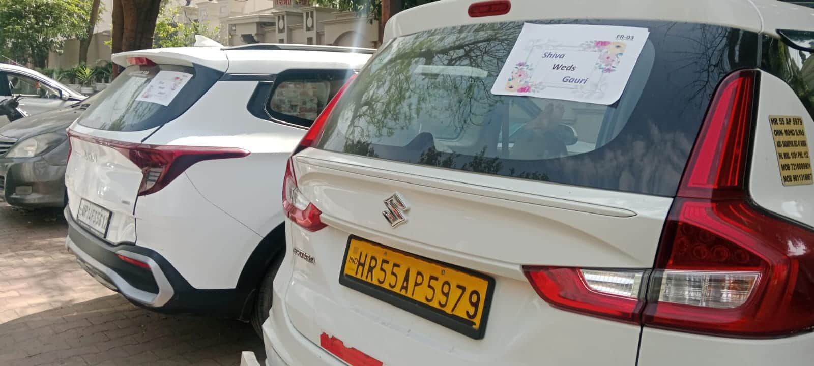 बिंदल ग्रुप के आवास के बाहर वर-वधु के नाम का पंपलेट लगी खड़ी सरकारी गाड़ी। स्रोत-वीडियोग्रैब