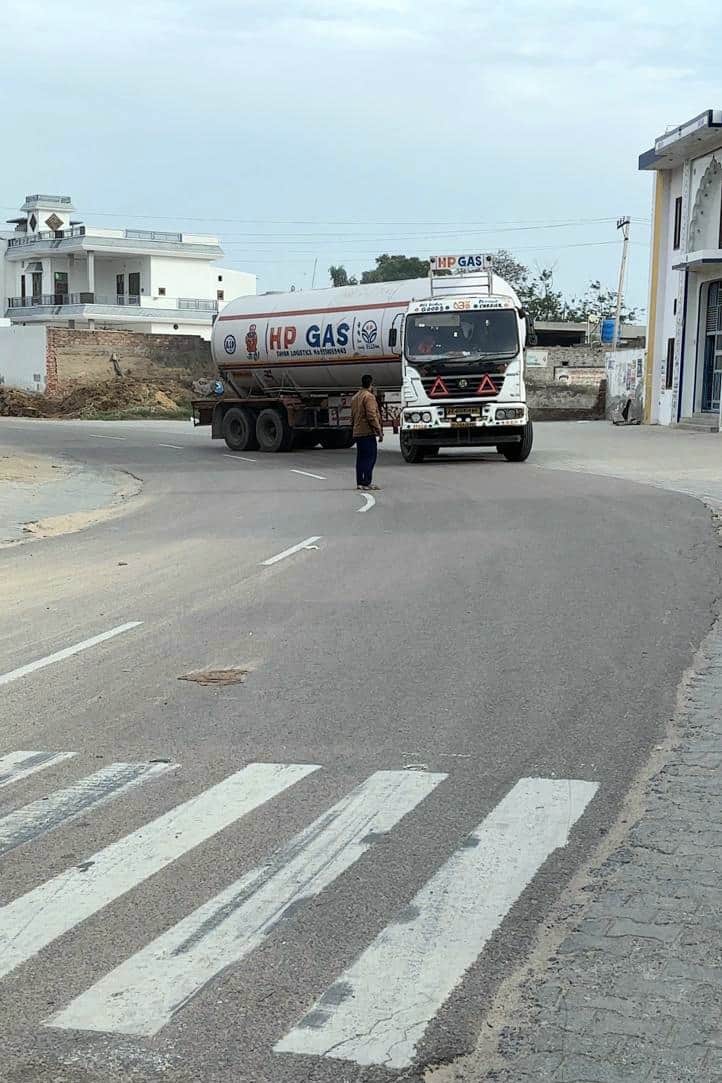 बुधवार को वापिस जा रहा गैंस टैंकर_____ग्रामीण।