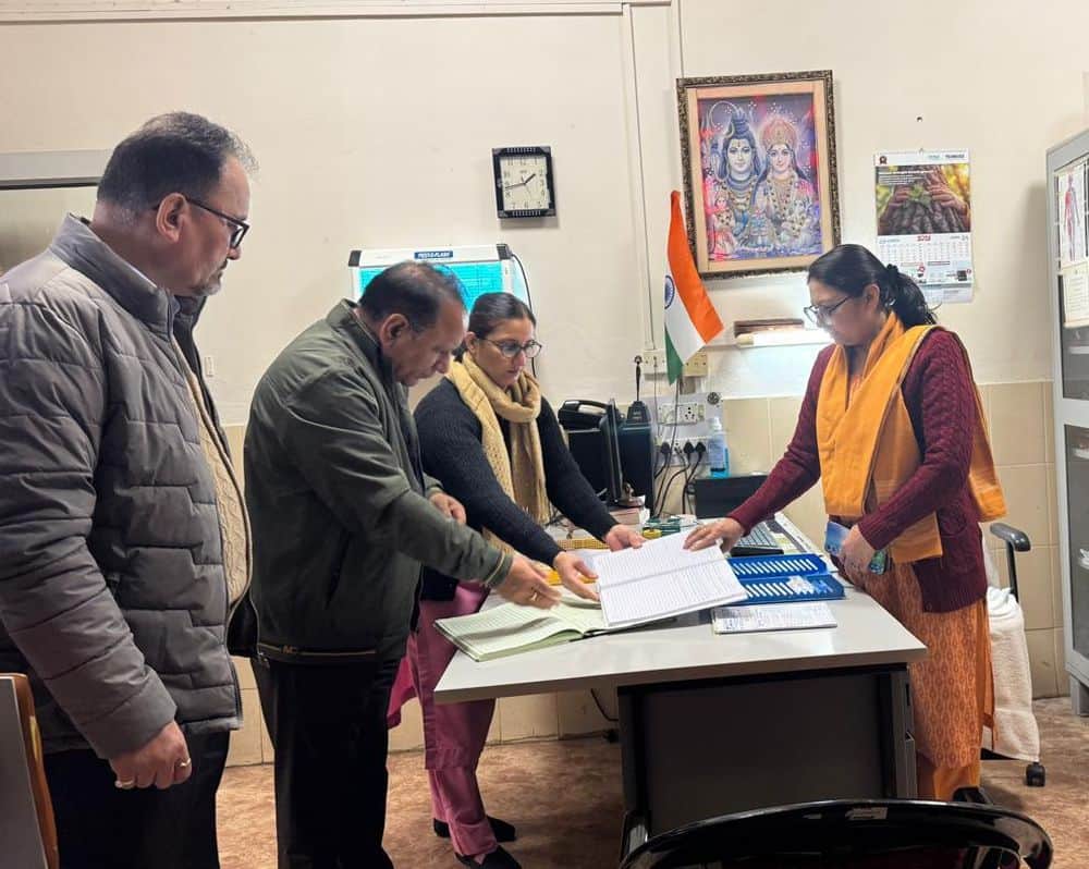 चमेरा पावर स्टेशन के अस्पताल का निरीक्षण करते सीएमओ व अन्य। स्त्रोत विभाग।