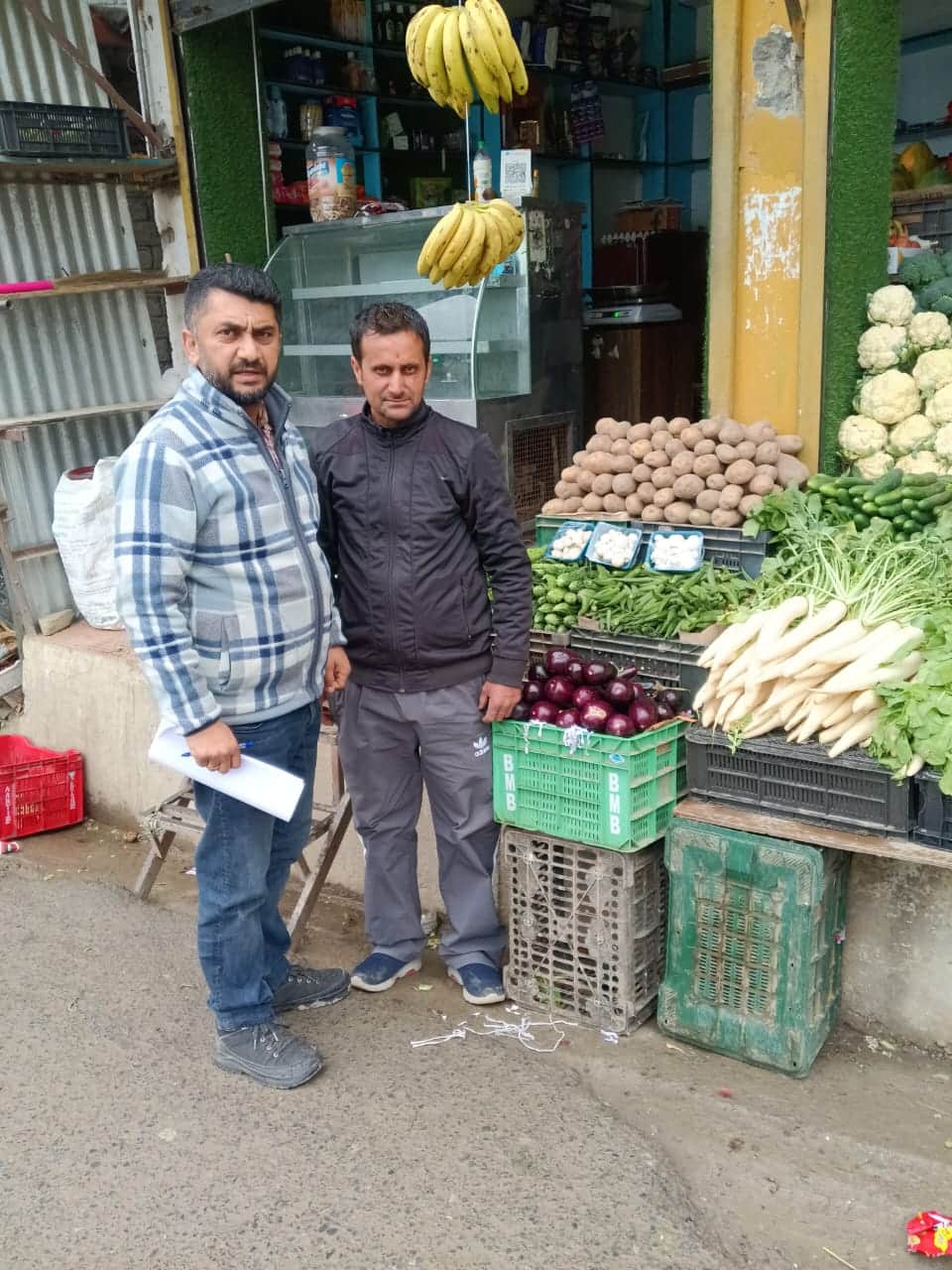 चौपाल में सब्जी की दुकान के बार फोटो खिंचवाते फुड इंस्पेक्टर आतिश ठाकुर। संवाद 