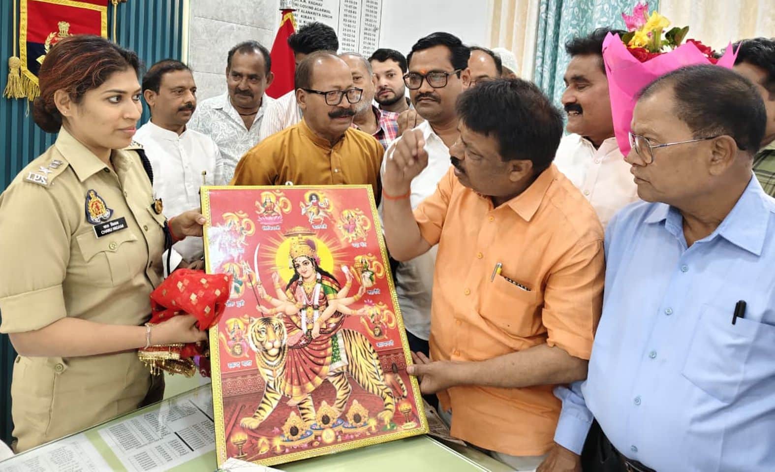 चोरी का खुलासा करने पर एसपी को माता रानी की प्रतिमा भेंट करते उत्तर प्रदेश उद्योग व्यापार प्रति