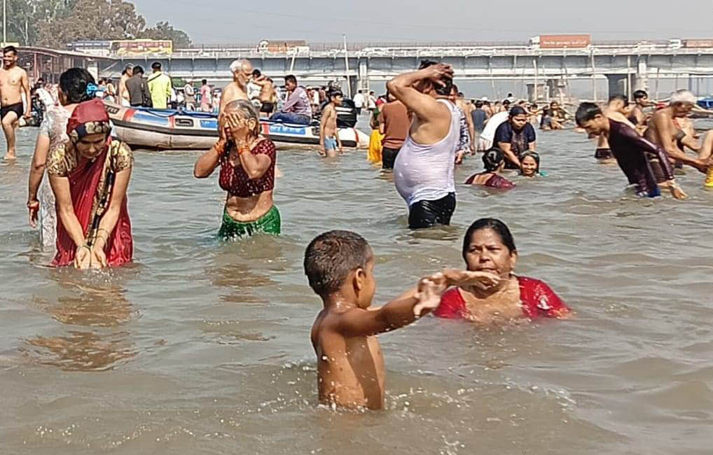 चैत्र अमावस्या पर ब्रजघाट गंगा में स्नान करते श्रद्धालु। संवाद