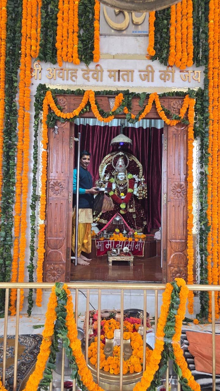 चैत्र मास नवरात्र को सजाया गया अवाहदेवी माता मंदिर। संवाद