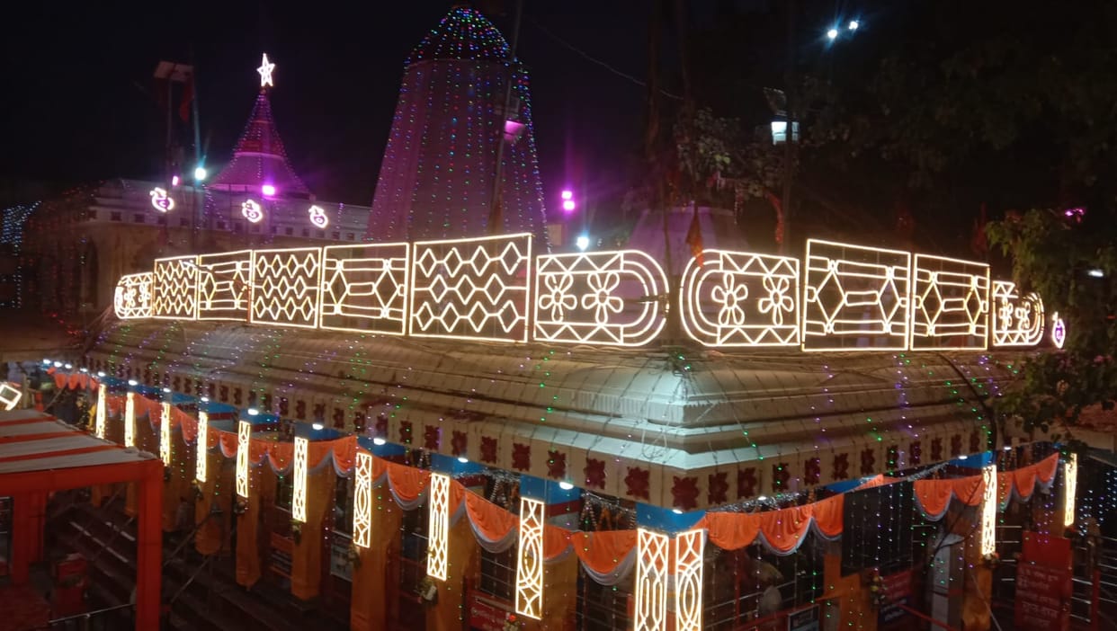 The doors of Vindhyavasini Dham will remain closed for one hour each for the Aarti and decoration of the Mother Goddess.