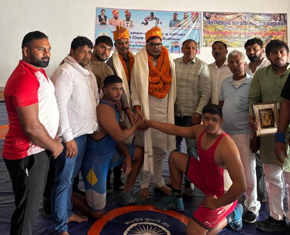 चंदौली के झांसी में कुश्ती प्रतियोगिता में हाथ मिलवाकर प्रतियोगिता का शुभारंभ करते कुश्ती संघ क