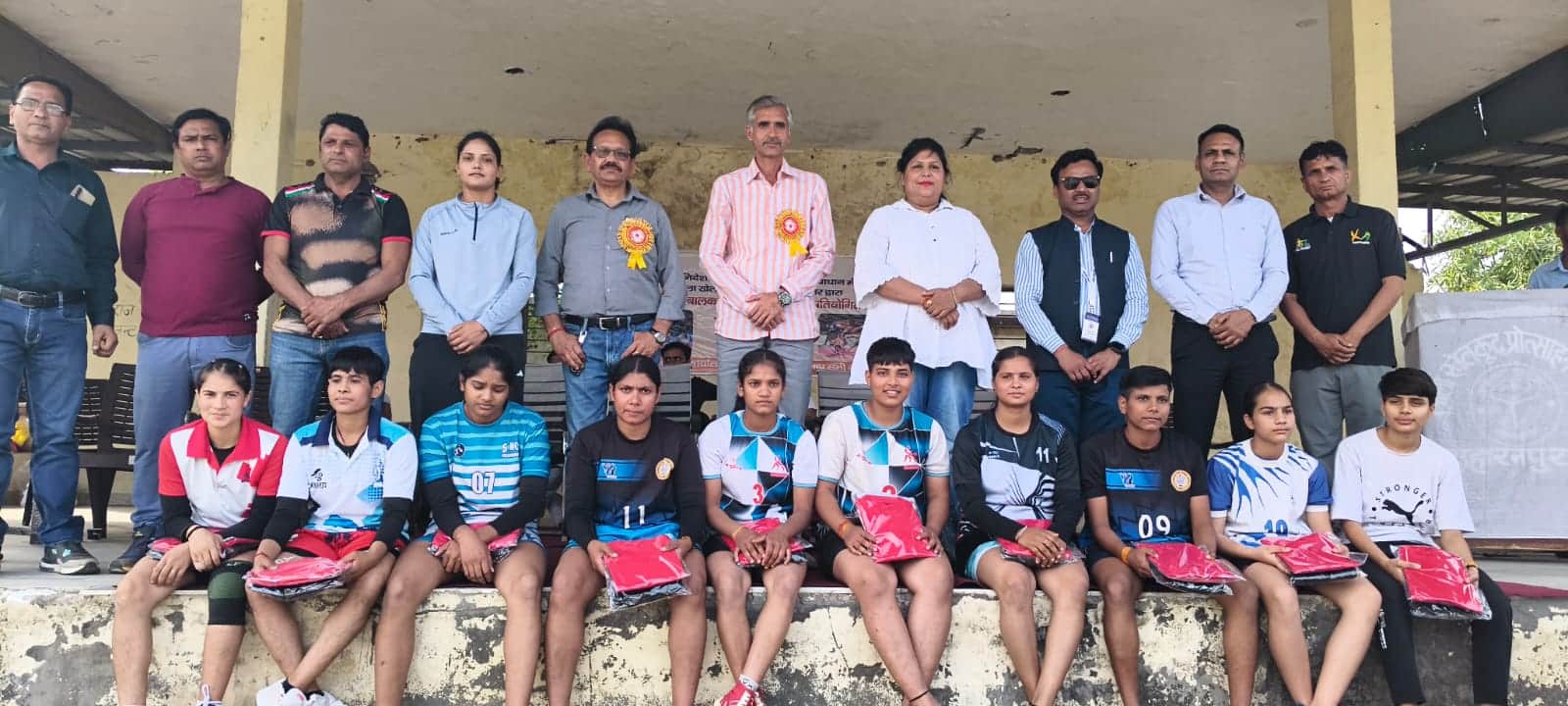 चौधरी चरण सिंह स्पोर्ट्स स्टेडियम में विजेता खिलाड़ी और अतिथि : खेल विभाग