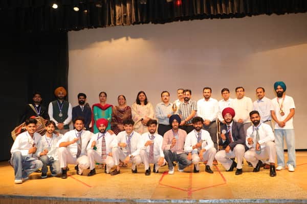 चौधरी देवीलाल विश्वविद्यालय के कुलपति प्रो. विजय कुमार विद्यार्थियों को सम्मानित करते हुए। विव