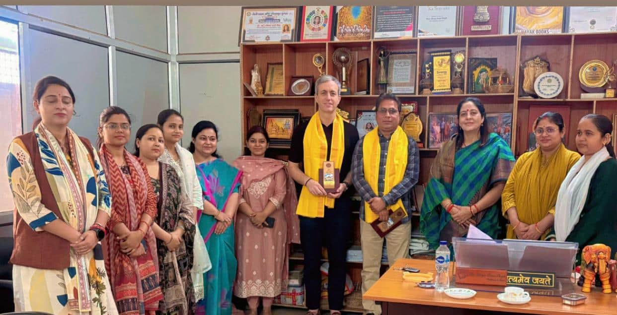 डीडीयू के गृह विज्ञान विभाग में अध्यक्ष प्रो. दिव्या रानी सिंह, येल यूनिवर्सिटी के विशेषज्ञ व अ