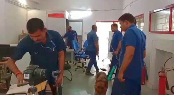 डाकघर परिसर में जांच करती बीडीडीएस टीम। स्रोत-पुलिस