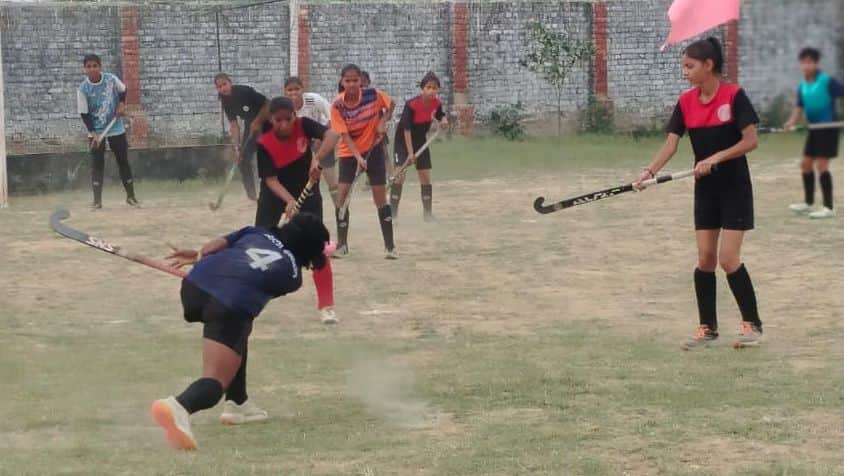 डॉ.सुदामा प्रसाद विद्यास्थली में हॉकी में शॉट लगाती खिलाड़ी। स्रोत: आयोजक