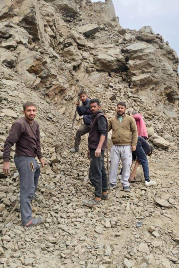 एक माह से यातायात के लिए बहाल नहीं हो पाई किरटी सडक़। संवाद