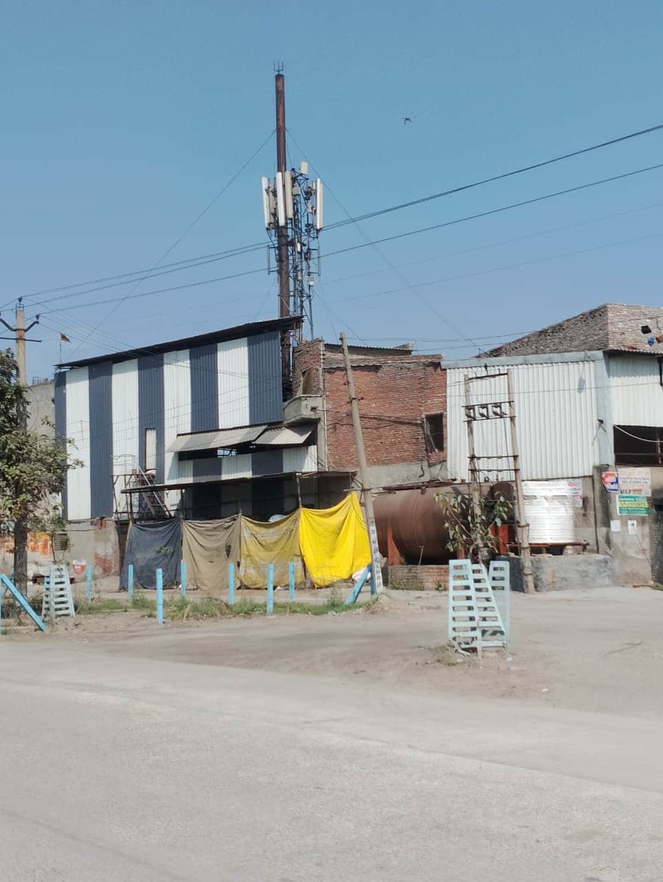 फैक्टरी की बंद चिमनी। संवाद